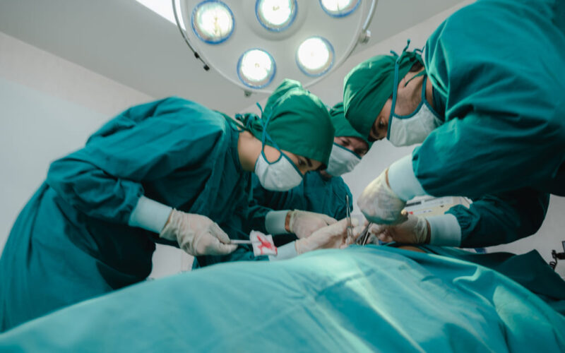 Ventajas del Aesculap AEOS para neurocirujanos en Panamá